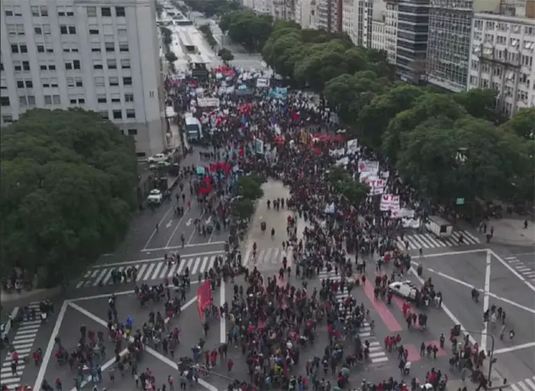 Con la llegada de Lagarde, gremios y movimientos sociales salen a la calle: protestan contra el ajuste que promueve el FMI