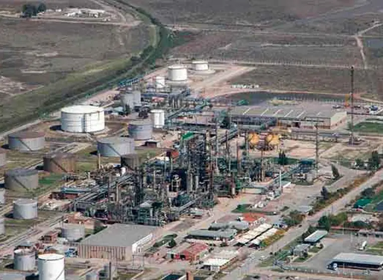 Ratifican 120 despidos en una refinerí­a de Bahí­a Blanca