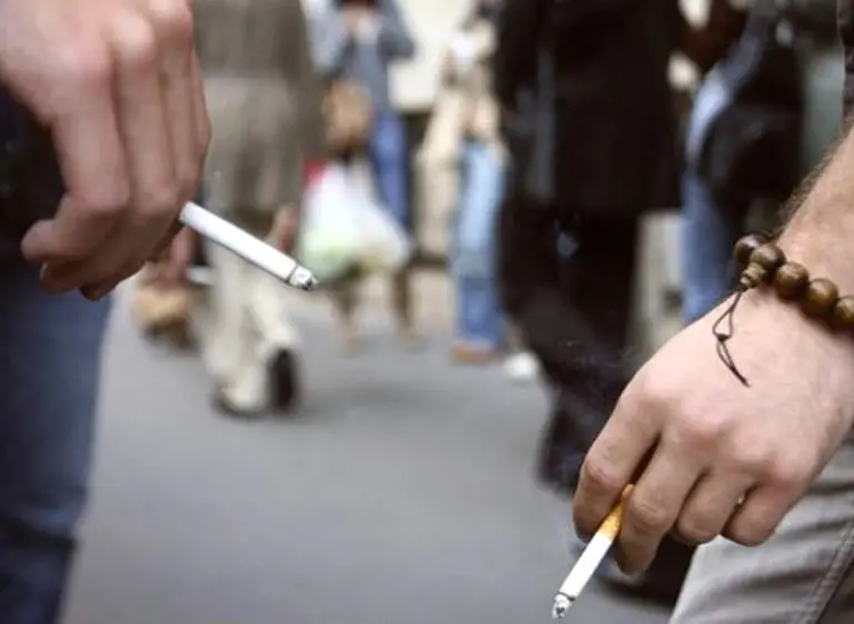 Por qué una empresa de Japón da más vacaciones a los empleados no fumadores