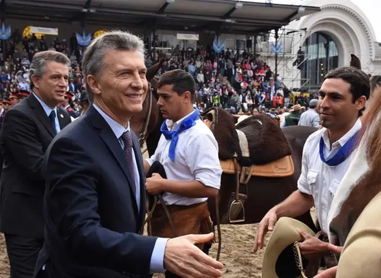 En un nuevo gesto al campo, Macri visitó La Rural y ratificó la baja gradual de las retenciones a la soja
