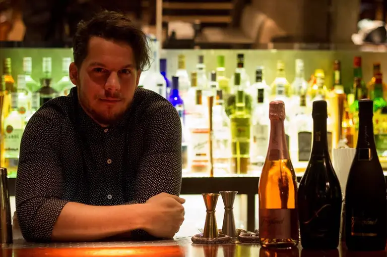 Mixología: prepará este cóctel de Ludovico De Biaggi con el Extra Brut X de Finca Ferrer