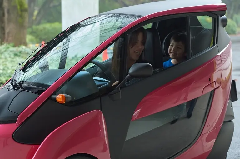 Toyota comenzó a probar el i-ROAD eléctrico para dos pasajeros