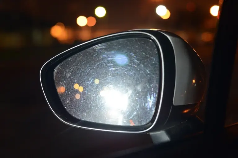 Cada vez más autos usan xenón no original, prohibido por la ley