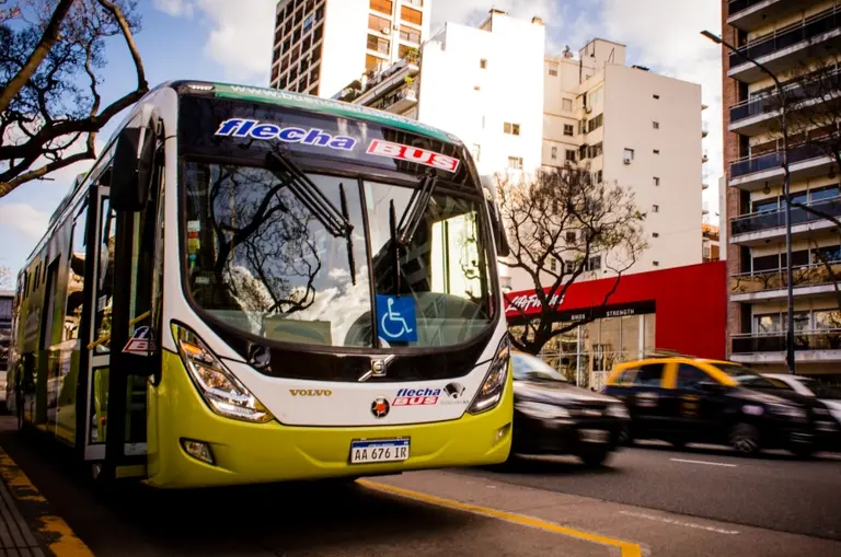 Volvo entregó el primer bus híbrido a la Ciudad de Buenos Aires