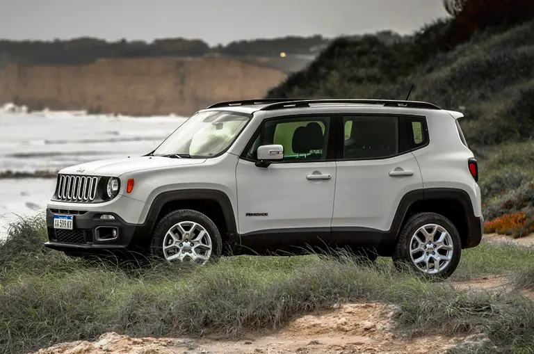 Jeep suma una nueva versión del Renegade y baja los precios para la entrada de gama