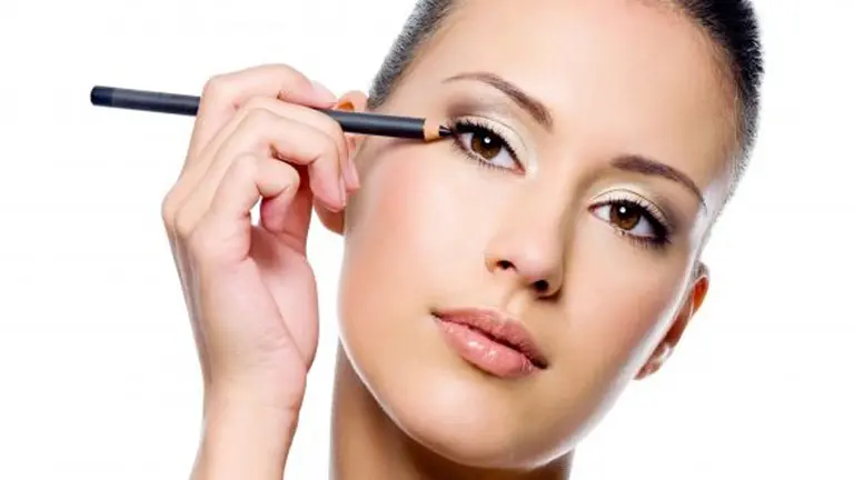 Los peligros y tratamientos ilegales del maquillaje ocular