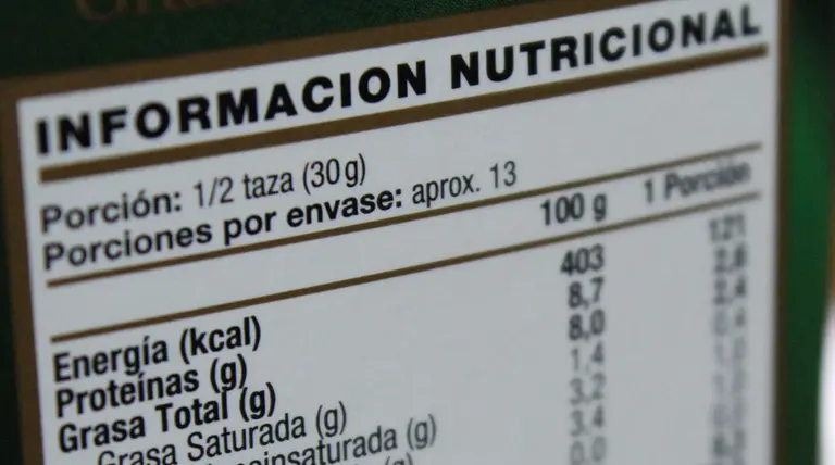 Qué información debe aparecer en las etiquetas de los productos
