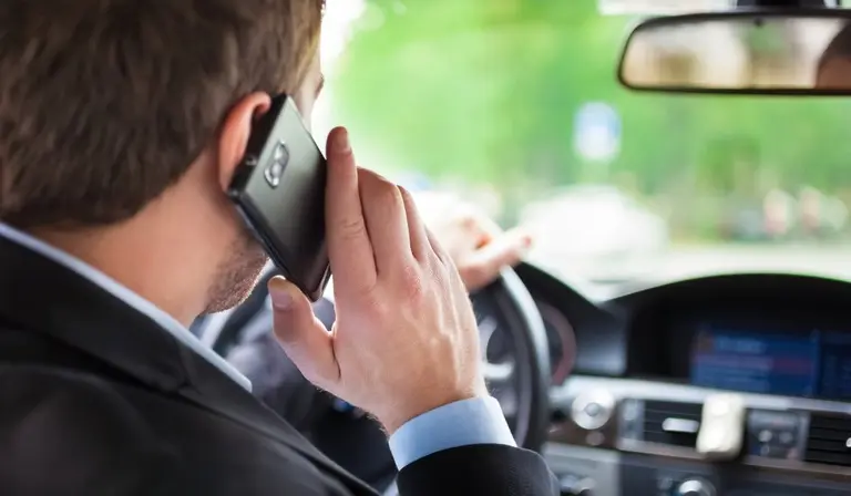 ¿El riesgo de manejar con el celular supera al de hacerlo alcoholizado?