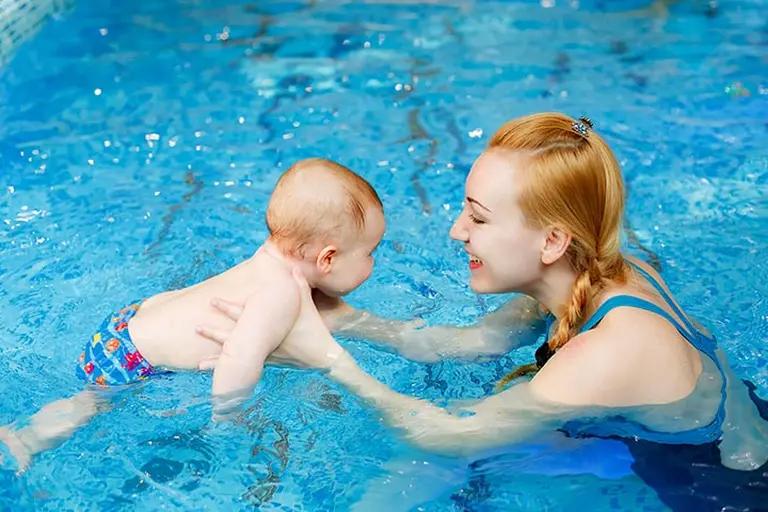 ¿Cuáles son los beneficios de la natación para los bebés?