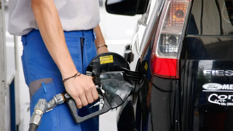 En los últimos doce meses, cargar nafta súper pasó a costar un 50 por ciento más