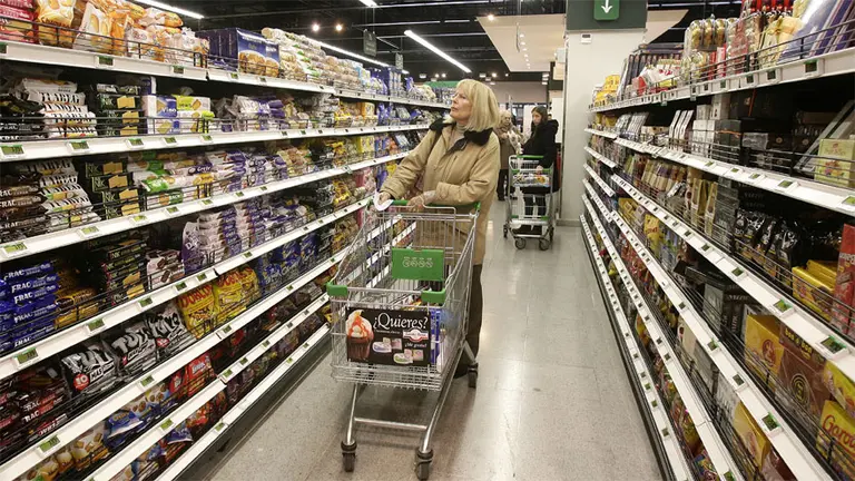 Precios insólitos: el queso rallado vale más que los fideos y el pan de pancho más que la salchicha