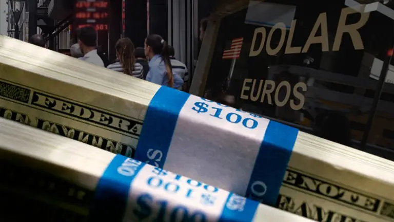 Cómo comprar dólares más baratos que en el Banco Nación con una foto del DNI y una selfie