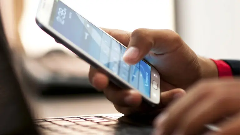 Cuidado al usar tu celular: 7 señales que indican que estás siendo espiado