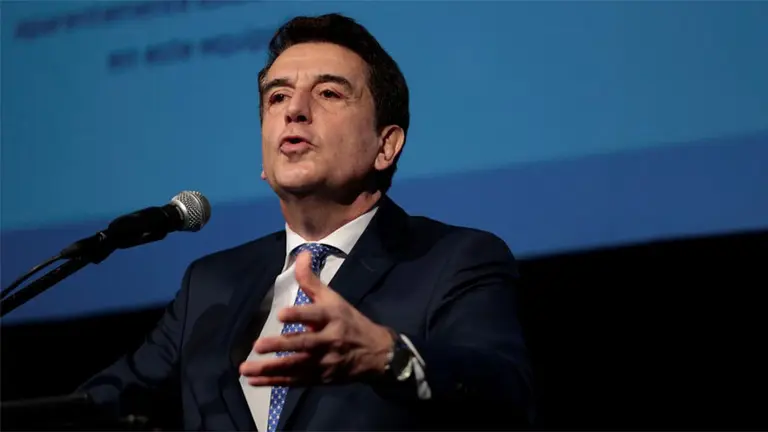 El polémico "plan C" de Melconian: más devaluación para limitar viajes al exterior y retenciones al agro para contener a la inflación