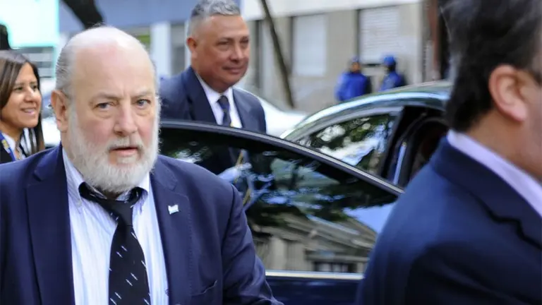 La Justicia acelera la búsqueda de las coimas que podrían estar en la Argentina