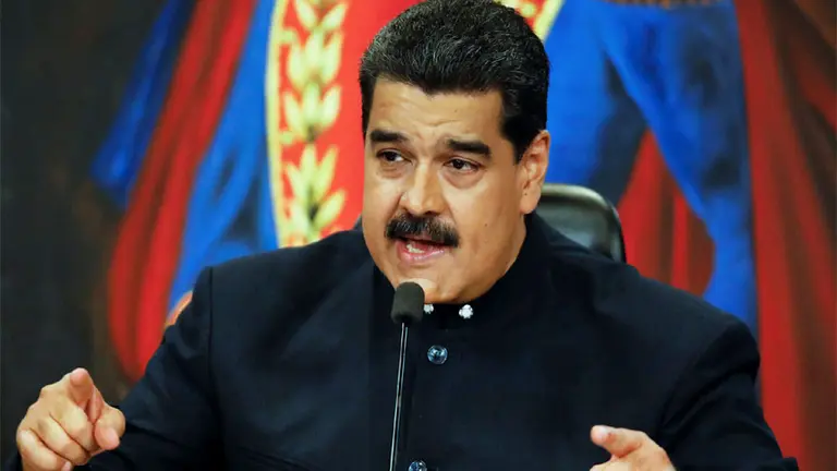 Venezuela devalúa casi un 35 por ciento y así equipara la tasa oficial con la del "dólar negro"