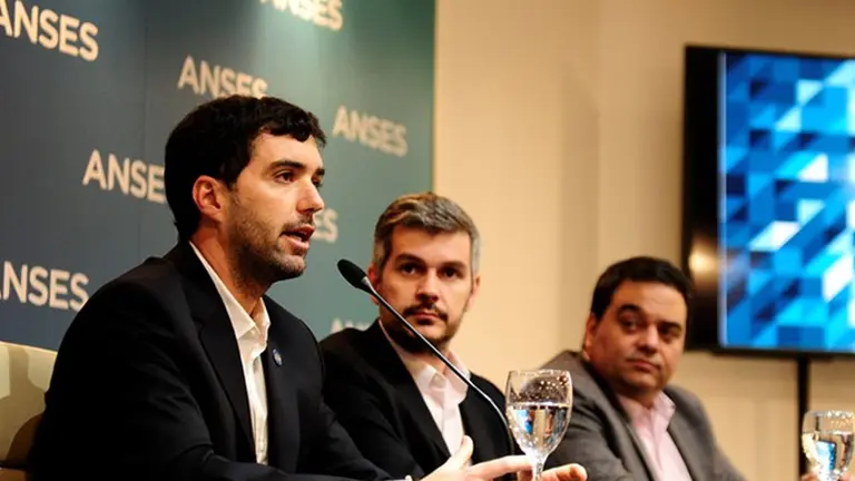 Emilio Basavilbaso, titular de Anses, junto a Marcos Peña y Jorge Triaca.