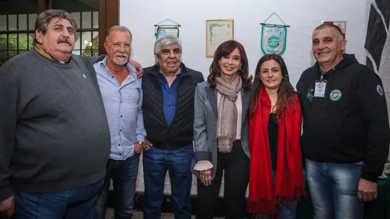 Cristina Kirchner con los sindicalistas Ricardo Pignanelli (SMATA), Omar Plaini (Canillitas), Hugo Moyano (Camioneros) y Vanesa Siley (Judiciales)