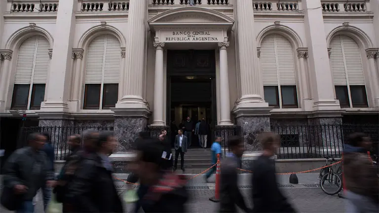El BCRA subió la tasa de interés al 45% y prometió no bajarla hasta octubre para contener a la inflación