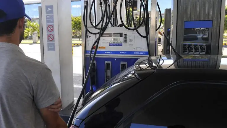 Advierten que el precio de la nafta súper todavía sigue atrasado en cerca de un 26 por ciento