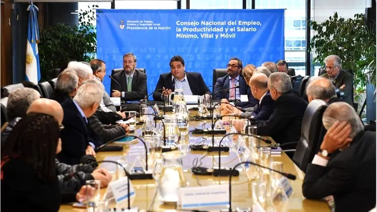 Salario mínimo: el Gobierno dispuso suba de 25% en cuatro cuotas, sin lograr un acuerdo con sindicatos