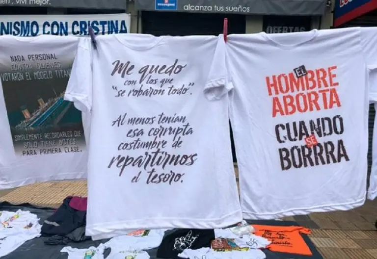 Seguidores del kirchnerismo lanzaron merchandising para burlarse de las causas de corrupción