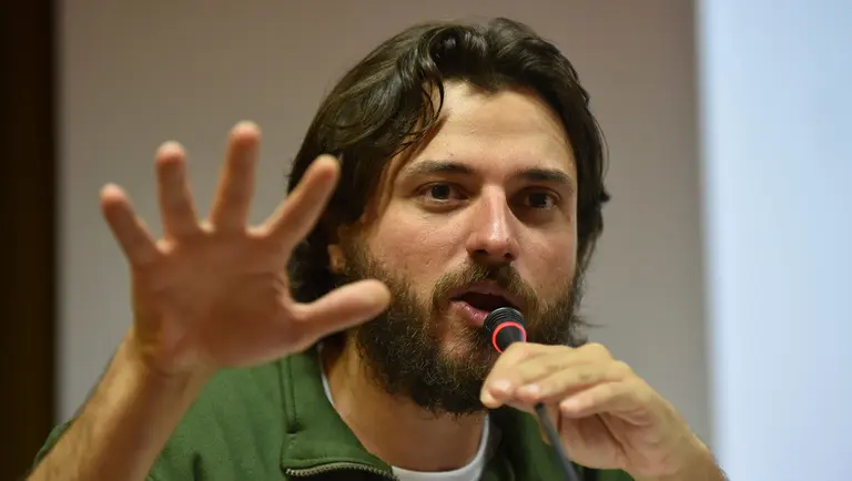 Criticó a Nike, le mostraron una foto suya donde usa zapatillas de la marca y dio una explicación insólita