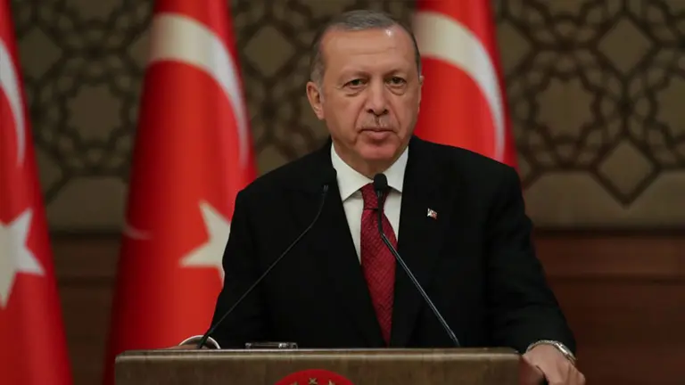 La lira turca recupera terreno frente al dólar