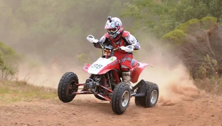 Cuatriciclos: deberán circular por carriles exclusivos, con licencia habilitante, seguro y casco