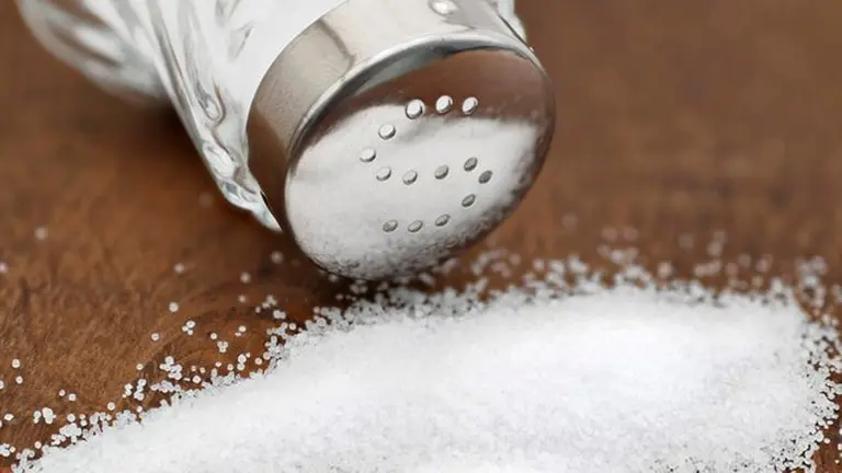 Sal invisible, un elemento que daña en silencio: ¿dónde está y cómo eliminarlo de nuestra dieta?