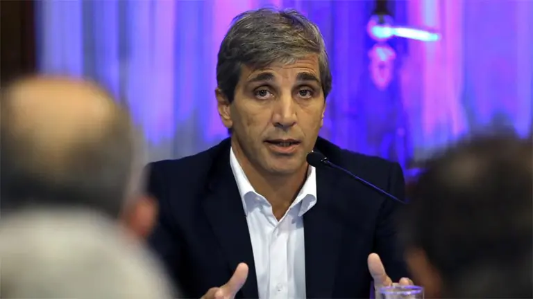 Luis Caputo va a la cumbre de banqueros e intentará llevar calma a los inversores