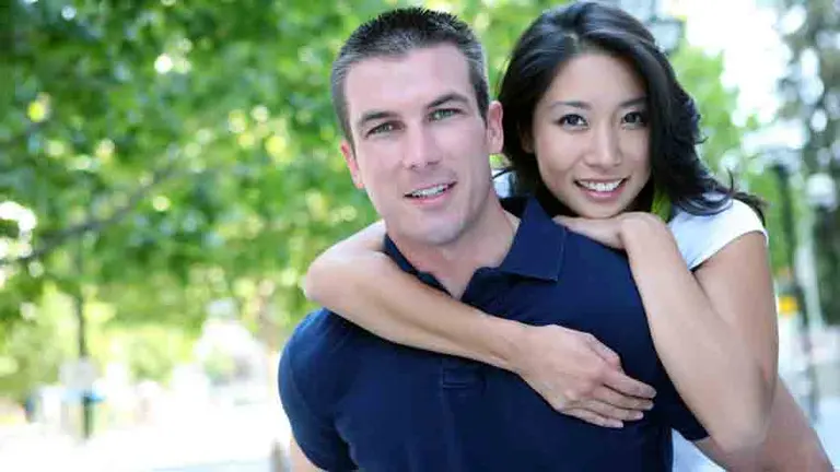 Descubren a qué edad alcanzan su máximo atractivo mujeres y hombres