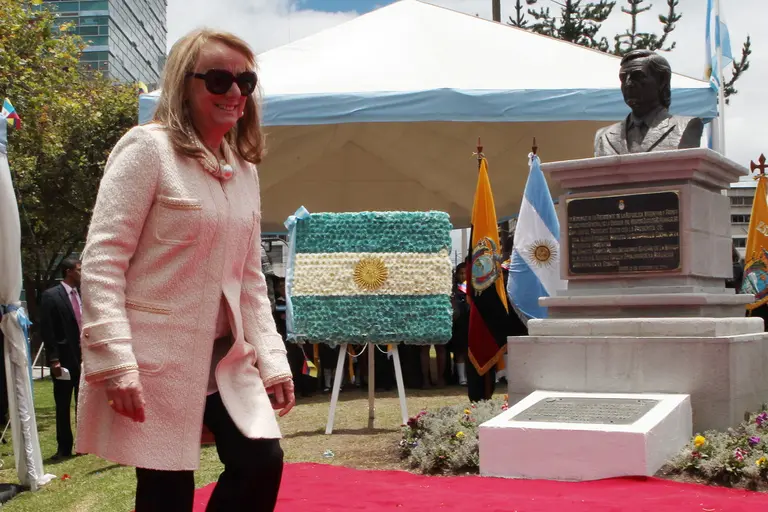 Retiran un monumento a Néstor Kirchner en Ecuador por los casos de corrupción