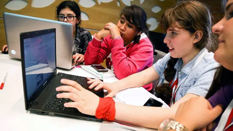 Mercado Libre se une a Chicas en Tecnología en iniciativa de capacitación para jóvenes de la región
