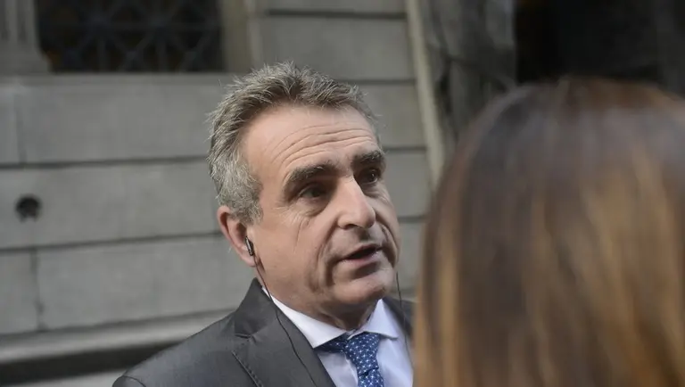 Agustín Rossi, en la mira: investigan desvío de fondos millonarios de agregados militares