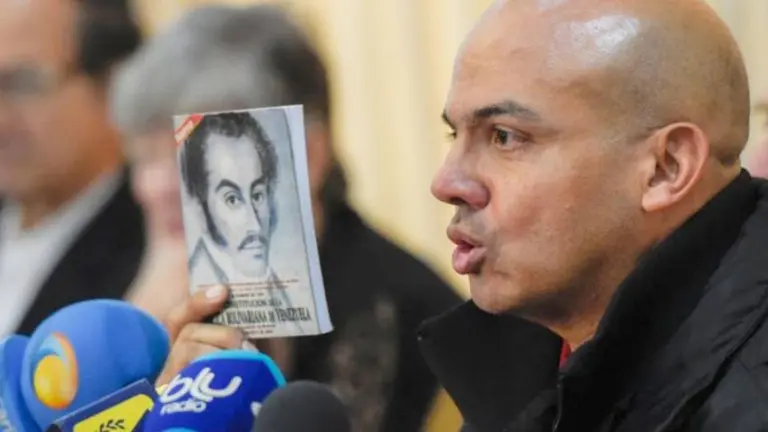 Aliado de Hugo Chávez advierte: "Nicolás Maduro teme que su propia gente lo mate"