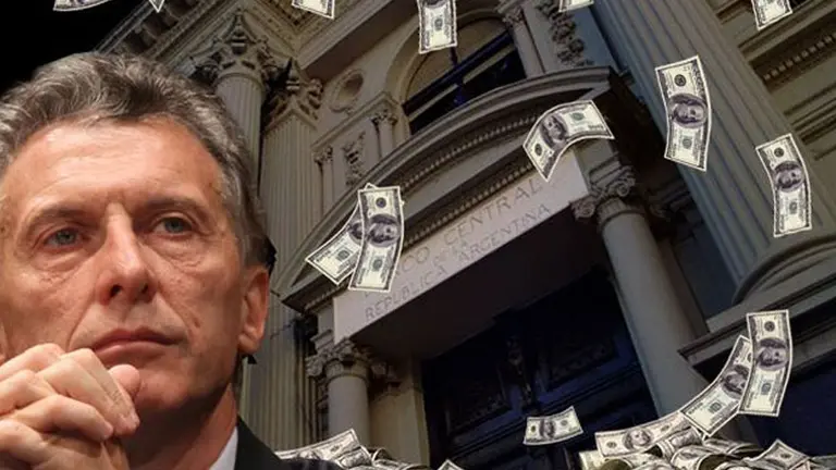La batalla perdida que desvela al Gobierno: ahorristas ya se llevan de los bancos u$s76.000 millones durante la era Macri
