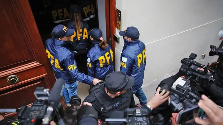 Cristina Kirchner afirmó que Bonadio secuestró "las bandas y bastones presidenciales de Néstor"