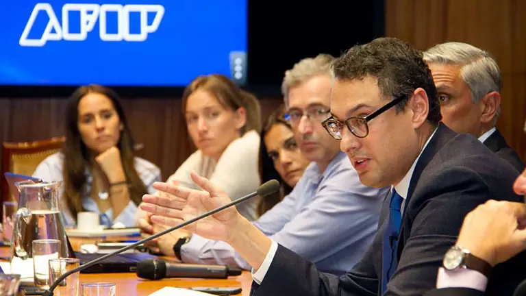 Monotributo: la AFIP descarta que los contribuyentes del último escalón pasen a pagar IVA y Ganancias