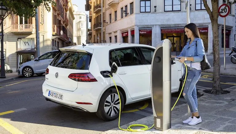 Se dispara la venta de autos híbridos y eléctricos en el país: qué modelos hay y cuáles llegan en 2021