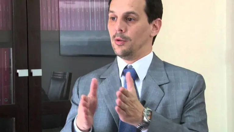 Un destacado economista pronosticó qué pasará con la inflación y el dólar en 2025