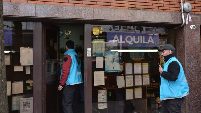 Escracharon a una inmobiliaria trucha durante un allanamiento: encontraron armas, dinero y simbología nazi