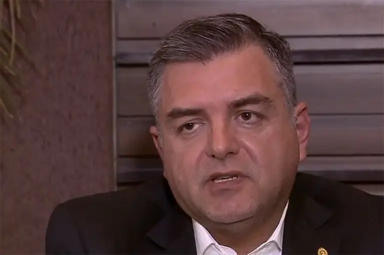 Otro chofer denuncia haber trasladado millones de pesos y dólares de coimas