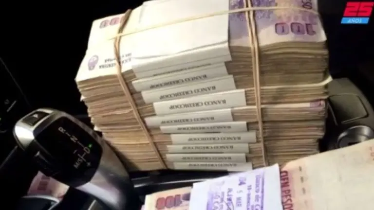 Uno de los choferes no escribió, pero le sacó fotos a los dólares