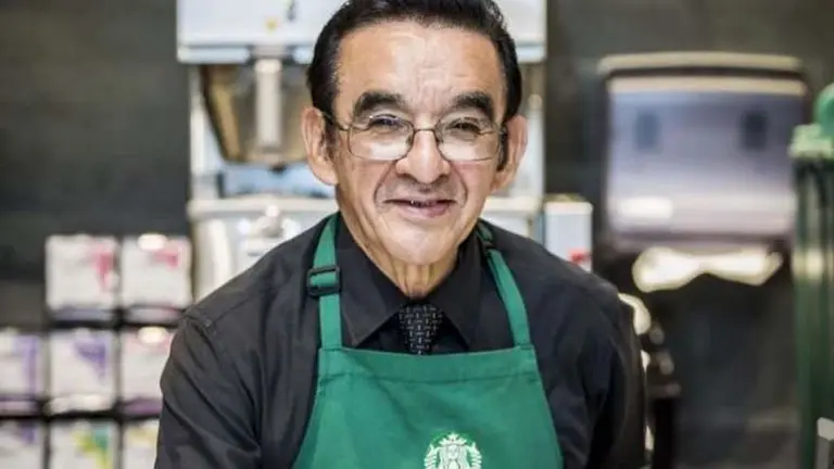 Trabajo inclusivo: Starbucks inauguró una tienda operada íntegramente por adultos mayores