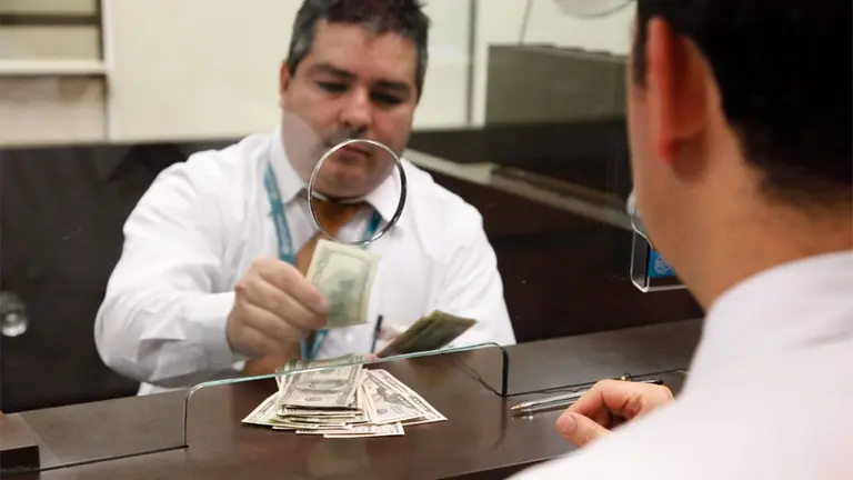 ¿Qué son los encajes bancarios y por qué los aumentó el Banco Central?