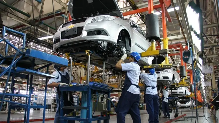 Crisis en la industria: tres automotrices suspenden a 5.500 operarios