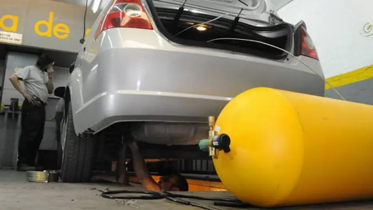 La instalación de equipos de GNC en autos ya es récord y hay faltante de insumos