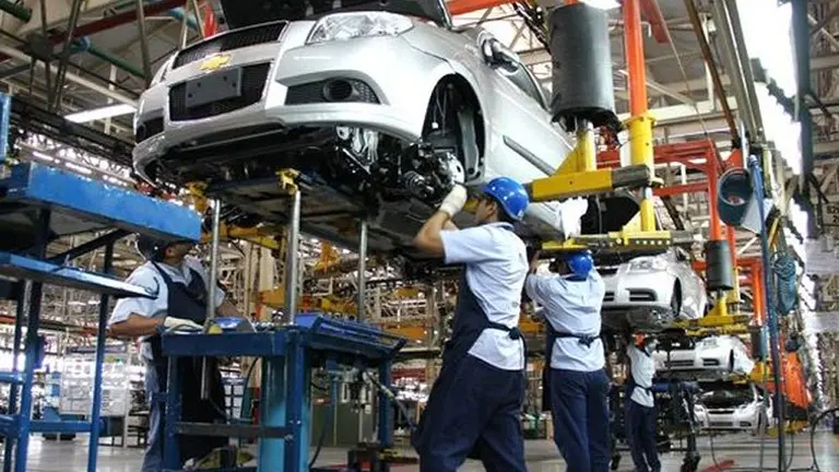 Automotrices y un enero negro: la producción se derrumbó y tocó el peor registro en 13 años