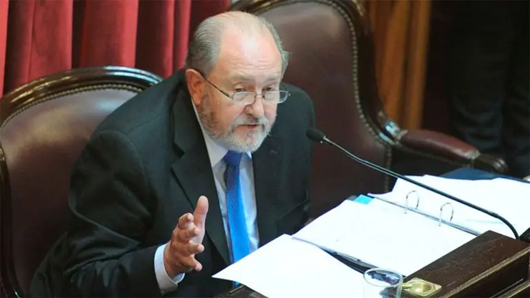 El gobernador pampeano Carlos Verna contó que tiene cáncer y adelantó que será "una pelea dura"